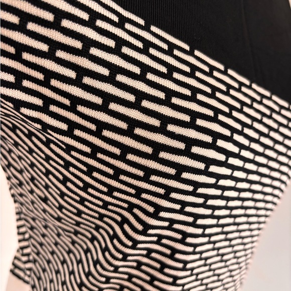 White House Black Market Size Medium Black and White Knit Blouse - Picture 5 of 6